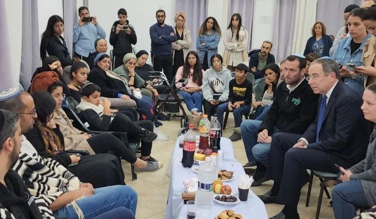 السفير الأمريكي يقدم تعازيه في قتلى عملية سلفيت في أول زيارة رسمية لمستوطنات الضفة