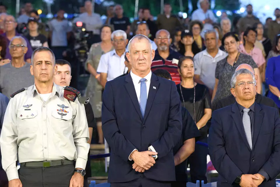 في الطريق لوزير الجيش الجديد: البقاء فوق الأجندات والأنا