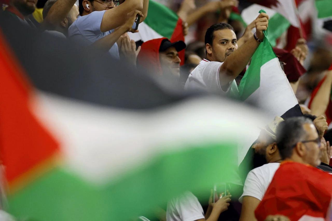 تحقيق هآرتس: حضور واسع للعلم الفلسطيني في مونديال قطر وغياب "العلم الإسرائيلي"