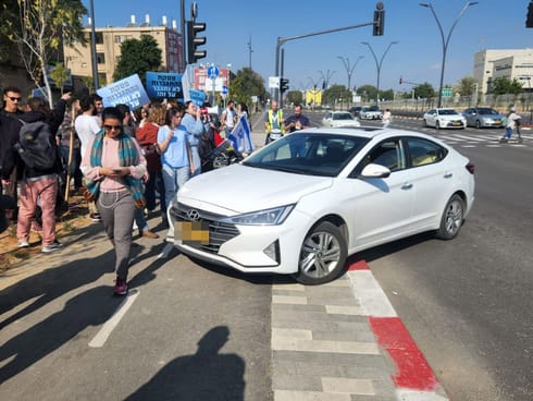 محاولة دهس متظاهرين ضد حكومة نتنياهو في بئر السبع وتهديد بالقتل لعضو كنيست من حزب ييش عتيد