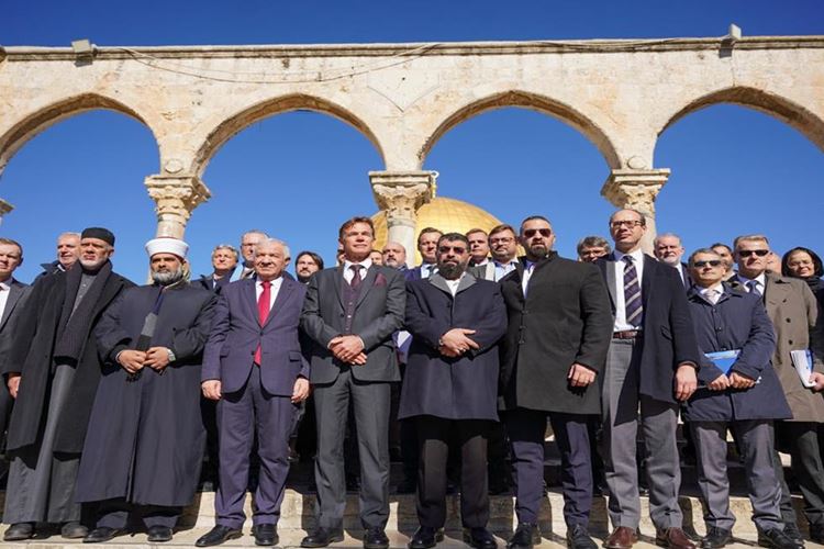 كيان العدو ينتقد بشدة زيارة دبلوماسيين للأقصى
