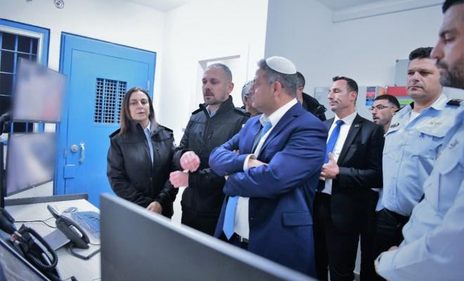 بن غفير يزور سجن نفحة بهدف التأكد من تشديد الإجراءات بحق الأسرى