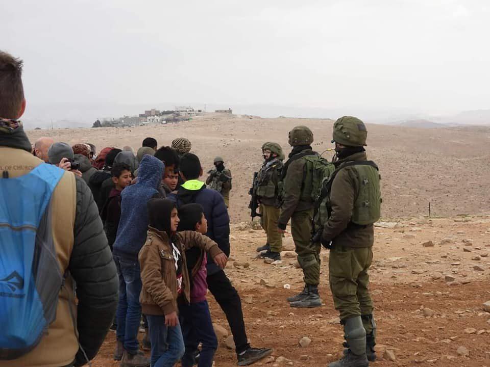 قوات العدو تعتدي على الفلسطينيين في مسافر يطا بالخليل