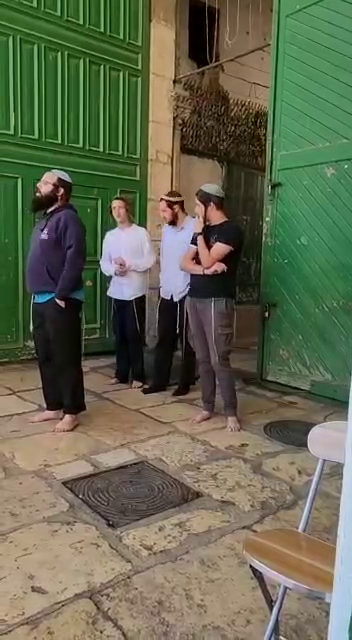 مستوطنون يخرجون من باب السلسلة عقب اقتحامهم للمسجد الأقصى