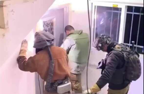بالفيديو: جيش العدو يُغلق منزل منفذ عملية القدس
