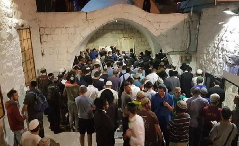 إصابتان خلال اقتحام المستوطنين قبر يوسف