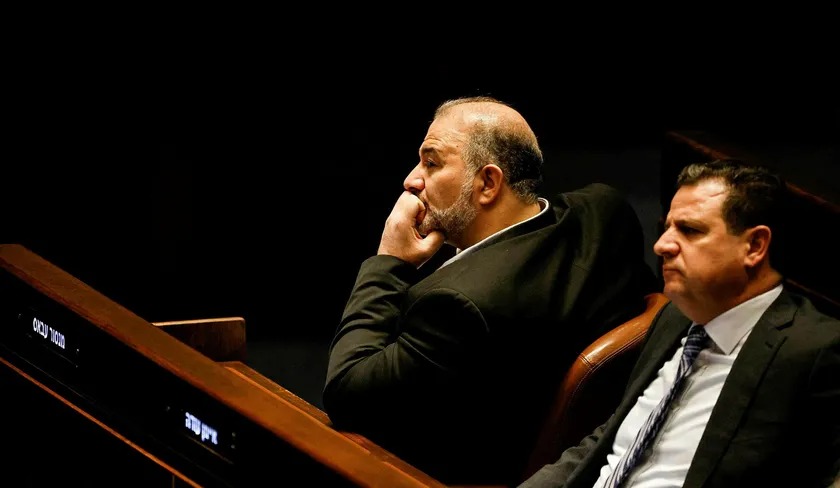 منصور عباس يدعو لعدم رفع العلم الفلسطيني في "مظاهرات تل أبيب"