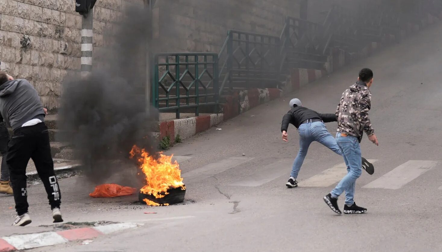 شهيد وإصابات برصاص جيش العدو ومستوطنيه