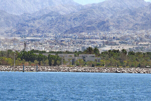 العقبة تواجه عقبة