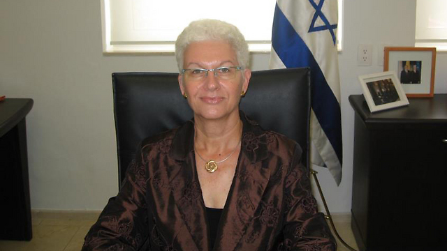 مهاجمة سفيرة كيان العدو في إسبانيا