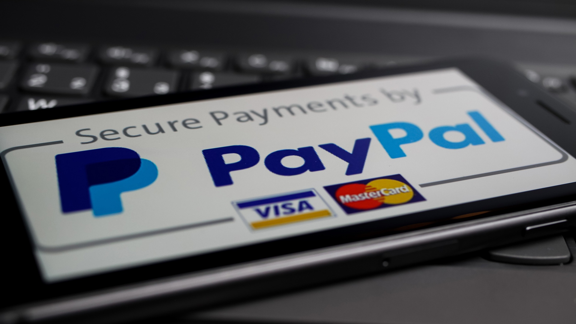 باي بال تؤكد اختراق حسابات الآلاف من مستخدميها