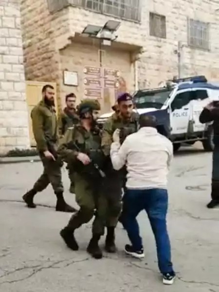 قطيع من المستوطنين يعتدي على فلسطينيين في الخليل