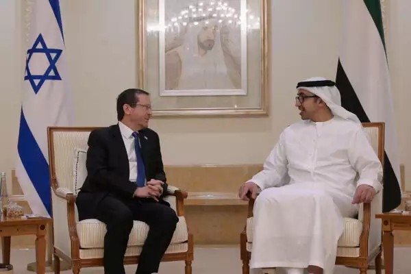 وفد من الإمارات في طريقه إلى الكيان