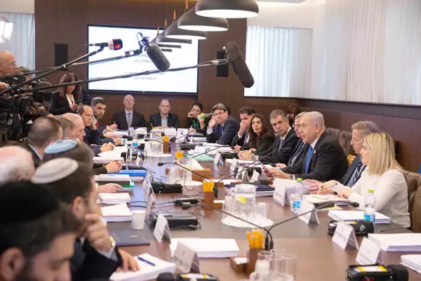 "نتنياهو" يواجه سبع جبهات قد تطيح بحكومته