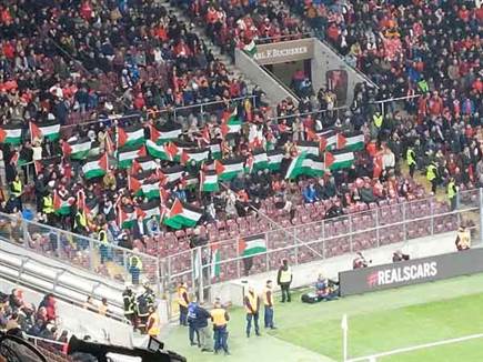 مشجعو المنتخب السويسري يلوحون بالأعلام الفلسطينية