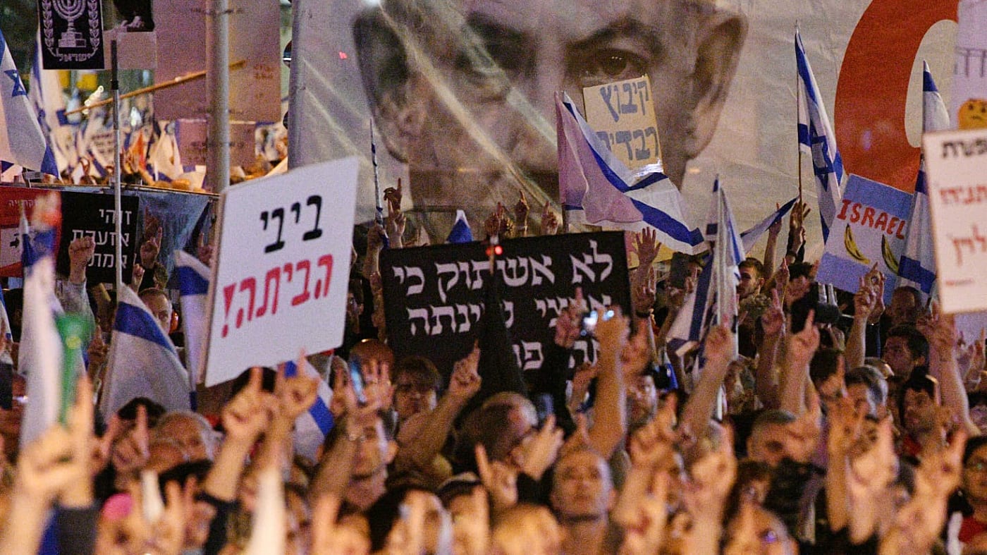 عشرات الآلاف يتظاهرون احتجاجاً على الانقلاب