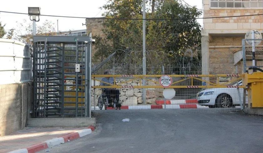 سلطات العدو تستخدم أنظمة التعرف على الوجه عبر الحواجز