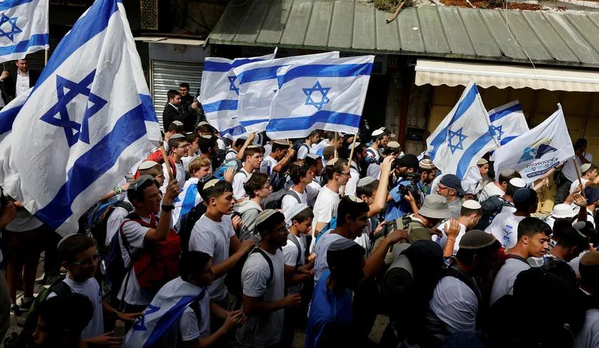 مستوطنو العدو يشاركون في "مسيرة الأعلام"