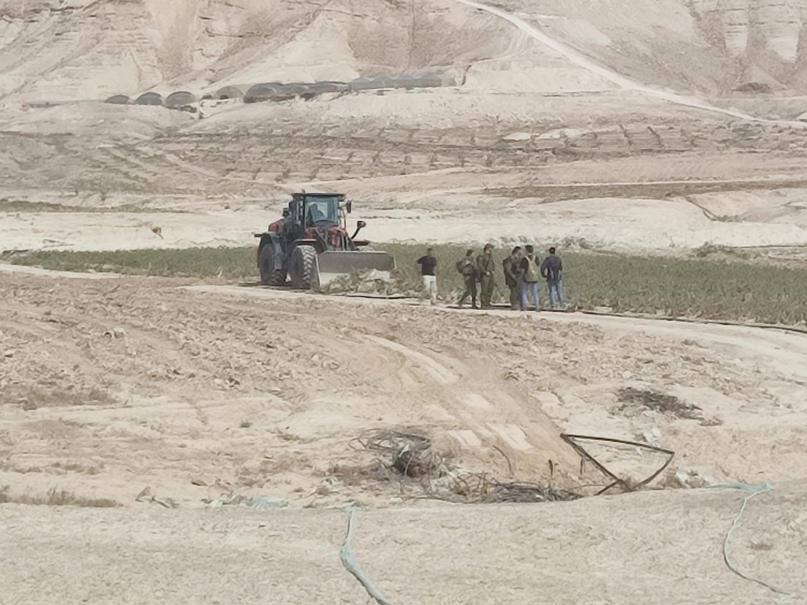 بالصور والفيديو: جرافات جيش العدو تجرف أراضي في قرية النويعمة