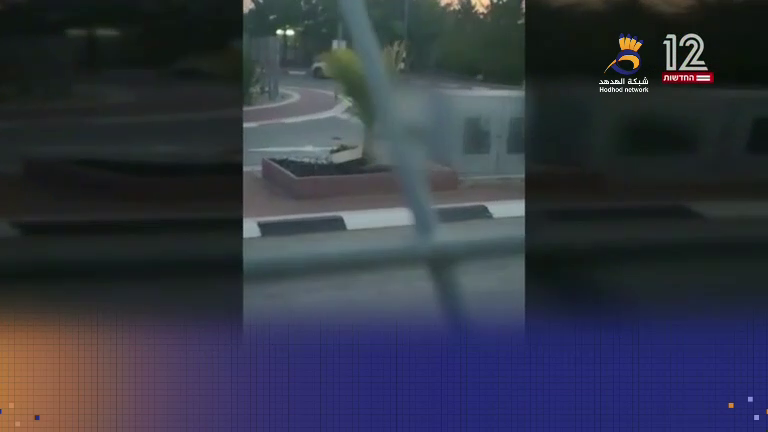 #شاهد: "إسرائيلية" تشهر مسدسا ضد حاجز لجنود العـ ـدو بهدف الانتحار