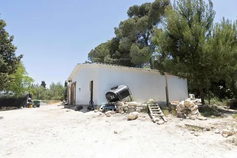 مستوطنون ينقلون مدرسة توراتية إلى أراض فلسطينية