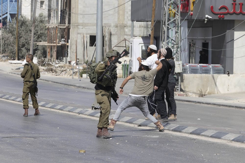 منذ عملية "حرميش".. مستوطنون يواصلون إغلاق طريق قرية يعبد