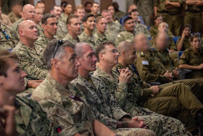 مناورة بين الأسطول الخامس الأمريكي وسلاح بحرية العدو