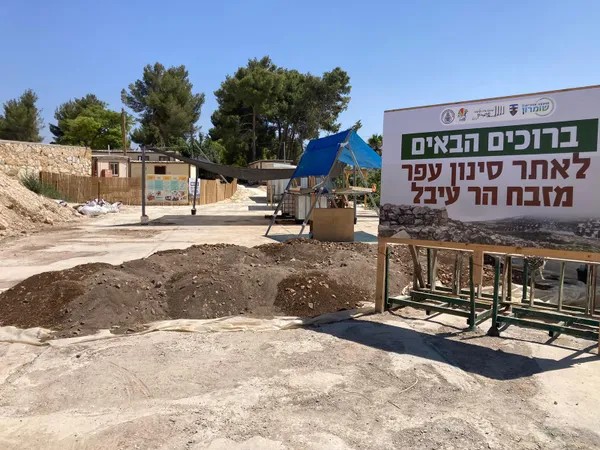  مستوطنون ينقّبون في موقع أثري فلسطيني بالضفة الغربية