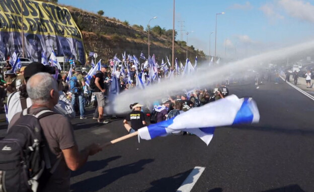 الاحتجاجات ضد حكومة "نتنياهو" تعطل كيان العدو