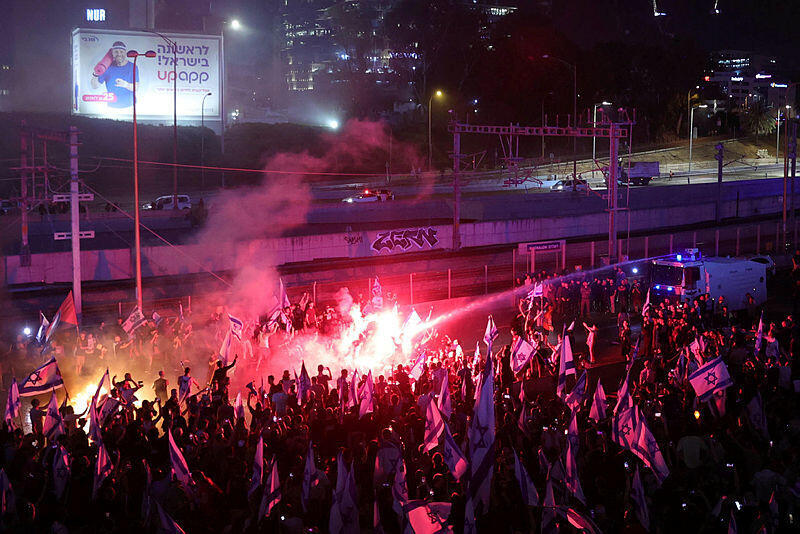 بالصور: إصابات واعتقالات في احتجاجات على استقالة قائد شرطة "تل أبيب"