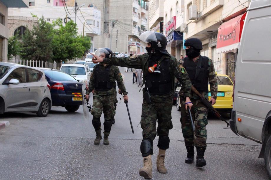 العدو يقرر دعم السلطة للقيام بدورها ومنع انهيارها