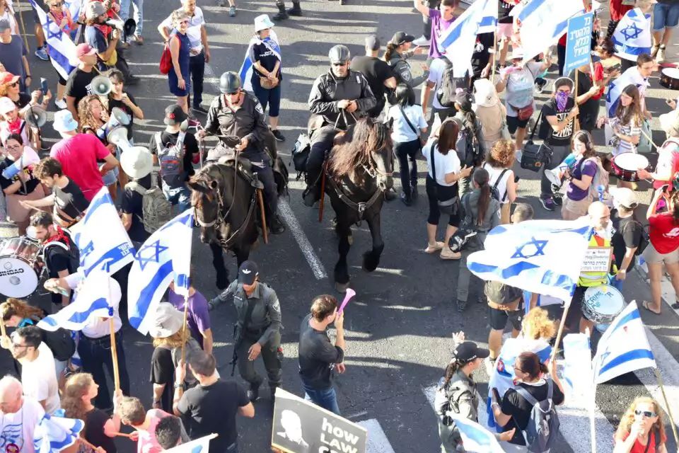 شرطة العدو تخشى من انهيار الثقة بها