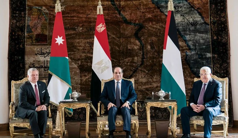 عباس سيبحث مع الرئيس المصري والعاهل الأردني غدًا محادثات التطبيع بين الكيان والسعودية