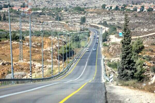 شبكة هائلة من الطرق الاستيطانية في الضفة الغربية