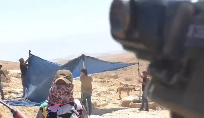 جنود العدو يطردون فلسطينيين من منطقة بئر مياه في جبل الخليل