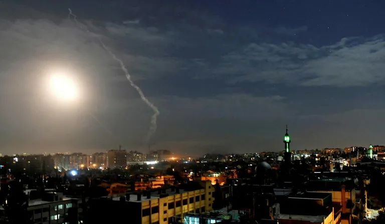 استشهاد 4 جنود سوريين في هجوم صاروخي شنه جيش العدو