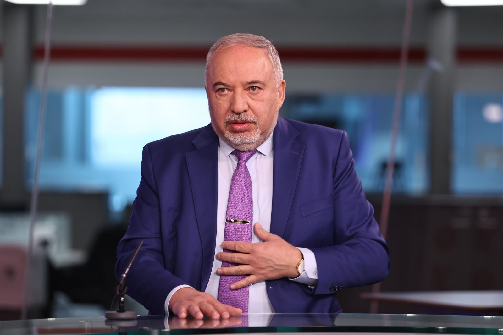 "ليبرمان": نتنياهو يهين الجيش الإسرائيلي