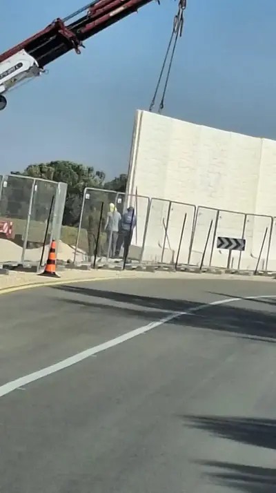 العدو يعزز الحماية الخرسانية على الطرق المؤدية إلى المستوطنات