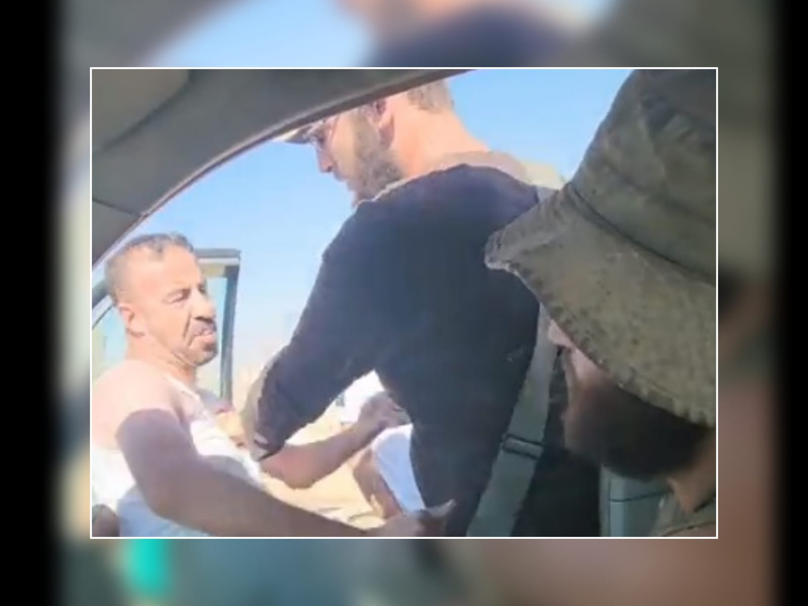 بالفيديو: مستوطن وجندي يهاجمان فلسطينيين في الضفة الغربية
