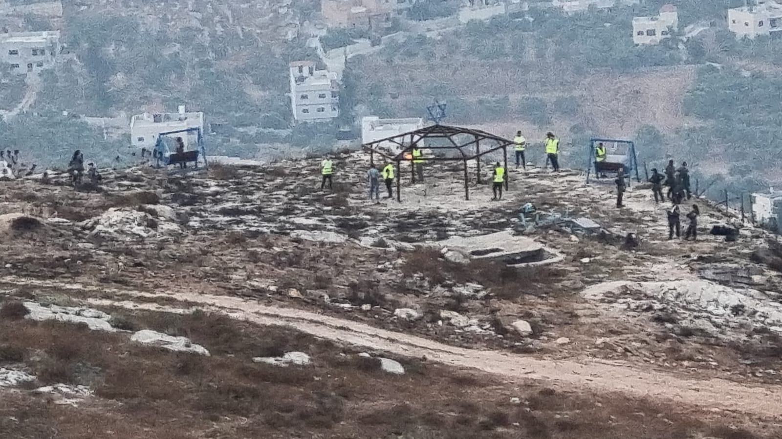 شرطة العدو تهدم بركسات للمستوطنين قرب مستوطنة "يتسهار"