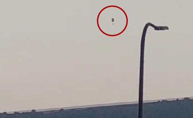 مظلّي يحلّق فوق مواقع لجيش العدو على الحدود اللبنانية