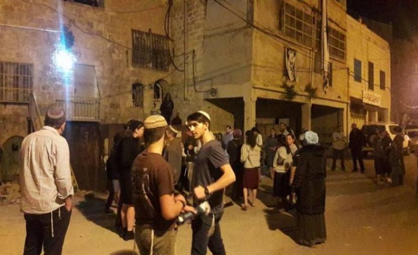 مستوطنون يهاجمون منازل المواطنين ويطعنون شابًا في الخليل