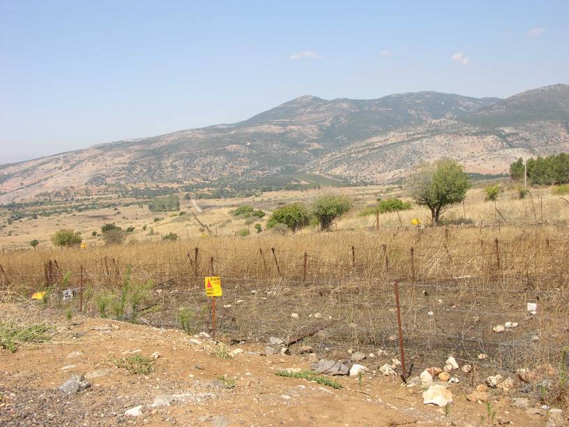 جرار زراعي يجتاز الحدود اللبنانية الفلسطينية