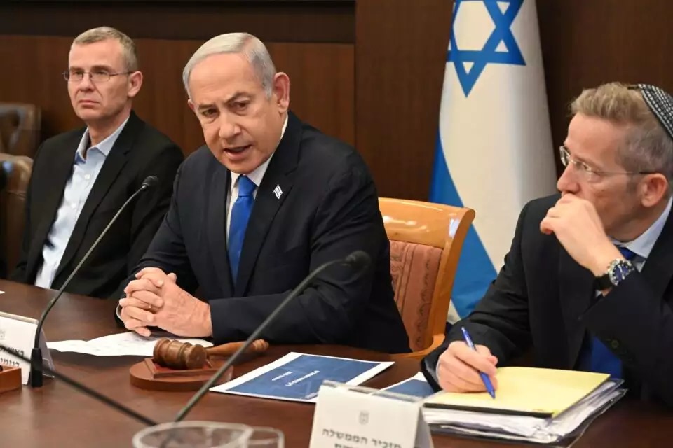 ضباط من استخبارات العدو يهددون بالتوقف عن الخدمة