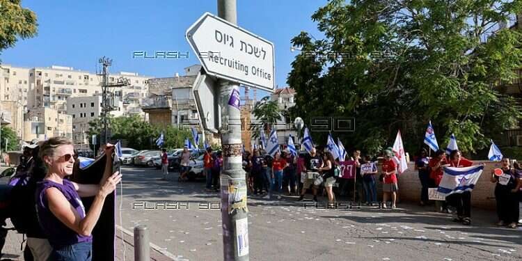 استطلاع: المزيد من "الإسرائيليين" يطالبون بتجنيد اليهود الحريديم