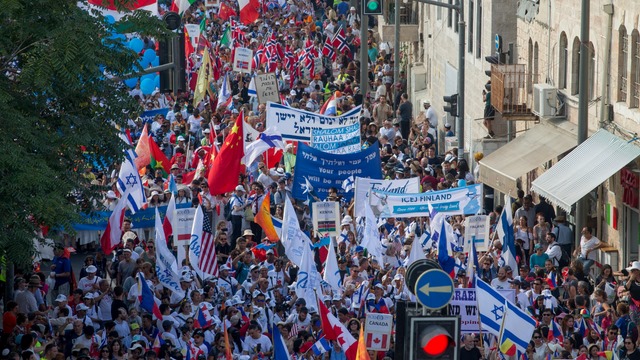 عشرات الآلاف من المستوطنين يشاركون في مسيرة بالقدس المحتلة