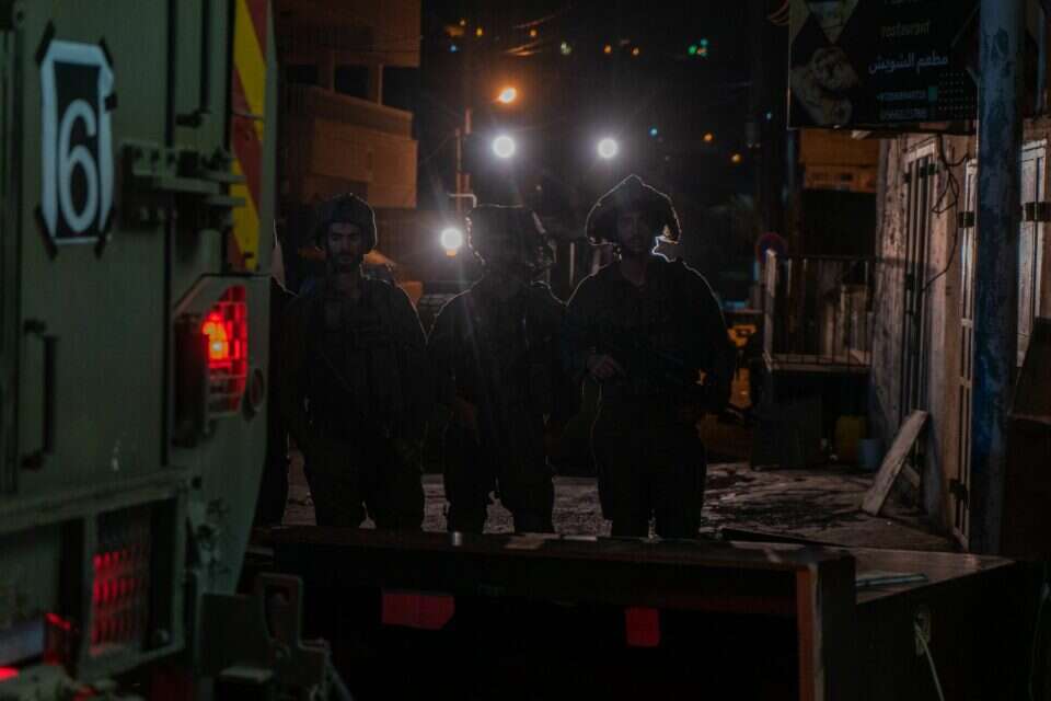 قوات جيش العدو تنفذ حملة اعتقالات بالضفة الغربية