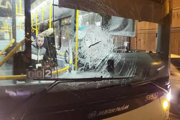 الأمر أسوأ من حوارة.. يلقون حجارة يزيد وزنها على 5 كيلوغرامات!