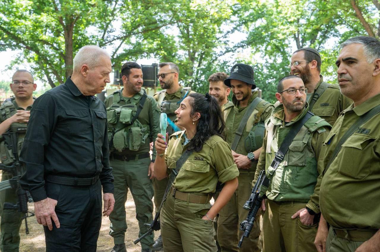 غالانت للجنود على الحدود الشمالية: "العملية العسكرية ضد حزب الله مسألة وقت فقط"