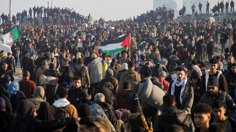  يديعوت: 4 أسباب منطقية لترحيل الغزيين.. نعم لاقتراح رجل الفضاء